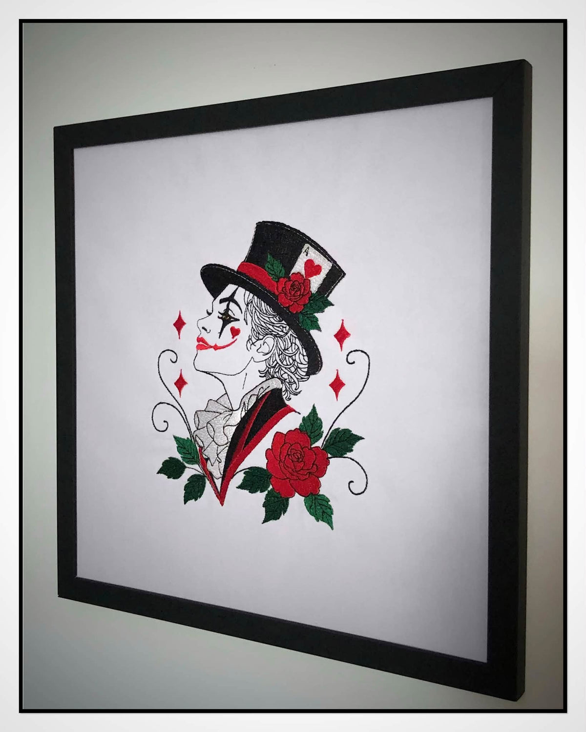 L’ArleKing homme arlequin dark avec haut-de-forme, carte à jouer et roses rouges – motif de broderie machine Halloween