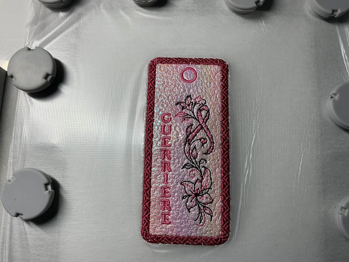 Marque-pages Octobre Rose ITH Guerrière Force Courage et Espoir avec ruban rose et fleurs – motifs de broderie machine 10x10
