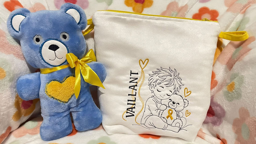 Le Petit Vaillant, petit garçon serrant un ourson avec ruban doré, cœurs et message VAILLANT – motif broderie Septembre en Or