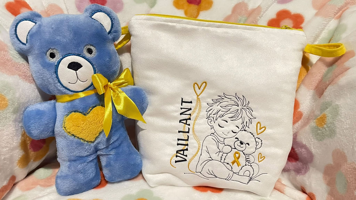 Le Petit Vaillant, petit garçon serrant un ourson avec ruban doré, cœurs et message VAILLANT – motif broderie Septembre en Or
