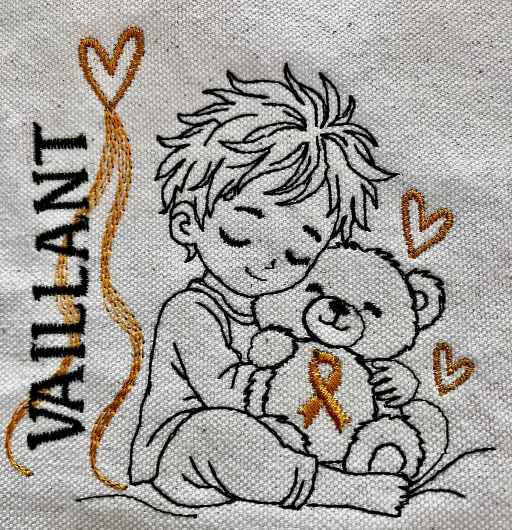 Le Petit Vaillant, petit garçon serrant un ourson avec ruban doré, cœurs et message VAILLANT – motif broderie Septembre en Or