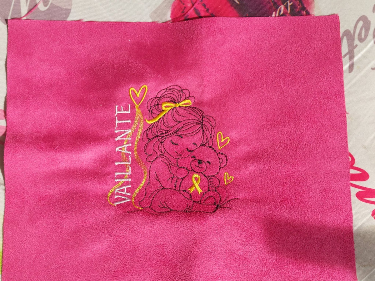 La Petite Vaillante, petite fille serrant un ourson avec ruban doré, cœurs et message VAILLANTE – motif broderie Septembre en Or