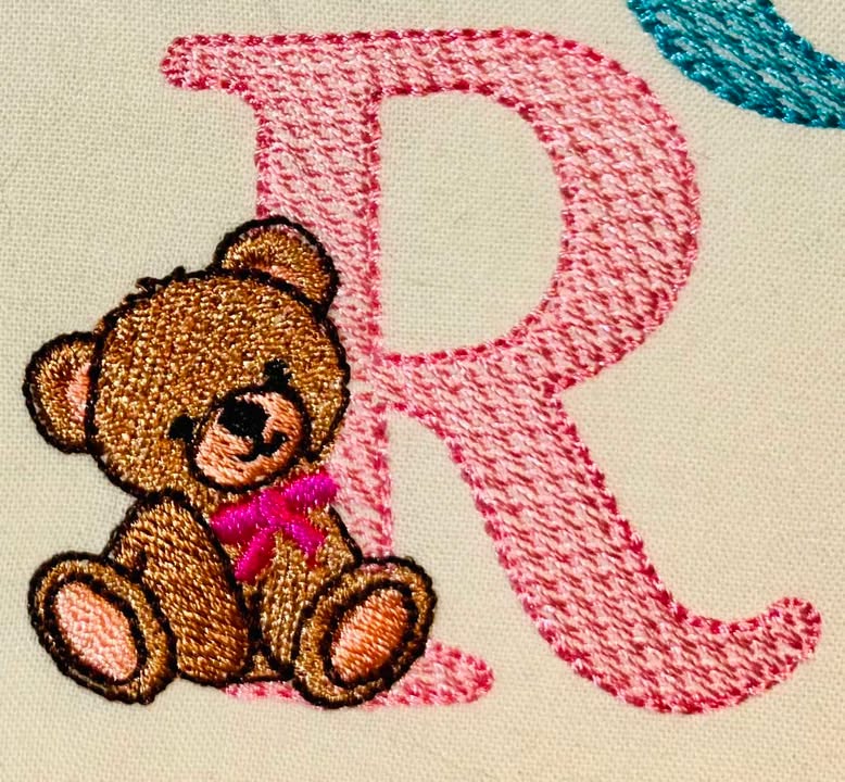 Alphabet complet de 26 monogrammes, lettres majuscules accompagnées d'un adorable ourson – motifs de broderie machine 10x10 pour filles et garçons