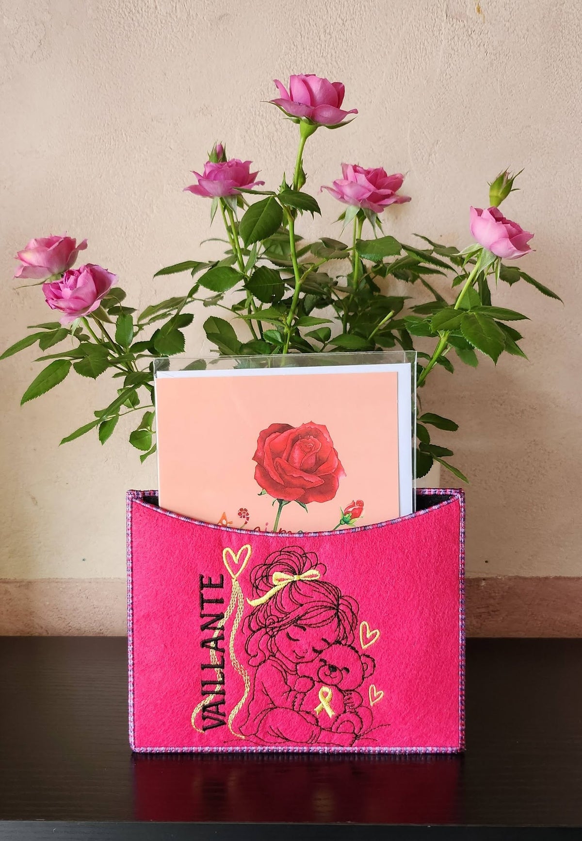 La Petite Vaillante, petite fille serrant un ourson avec ruban doré, cœurs et message VAILLANTE – motif broderie Septembre en Or