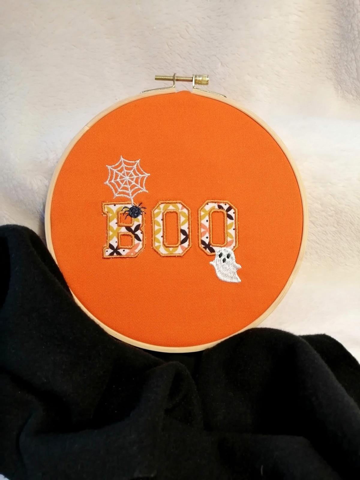 Halloween appliqué BOO – Fun, créatif & personnalisable - Motif de broderie Format disponible : Pack 5 Tailles, 10x10, 15x15, 18x13, 20x20, 26x16