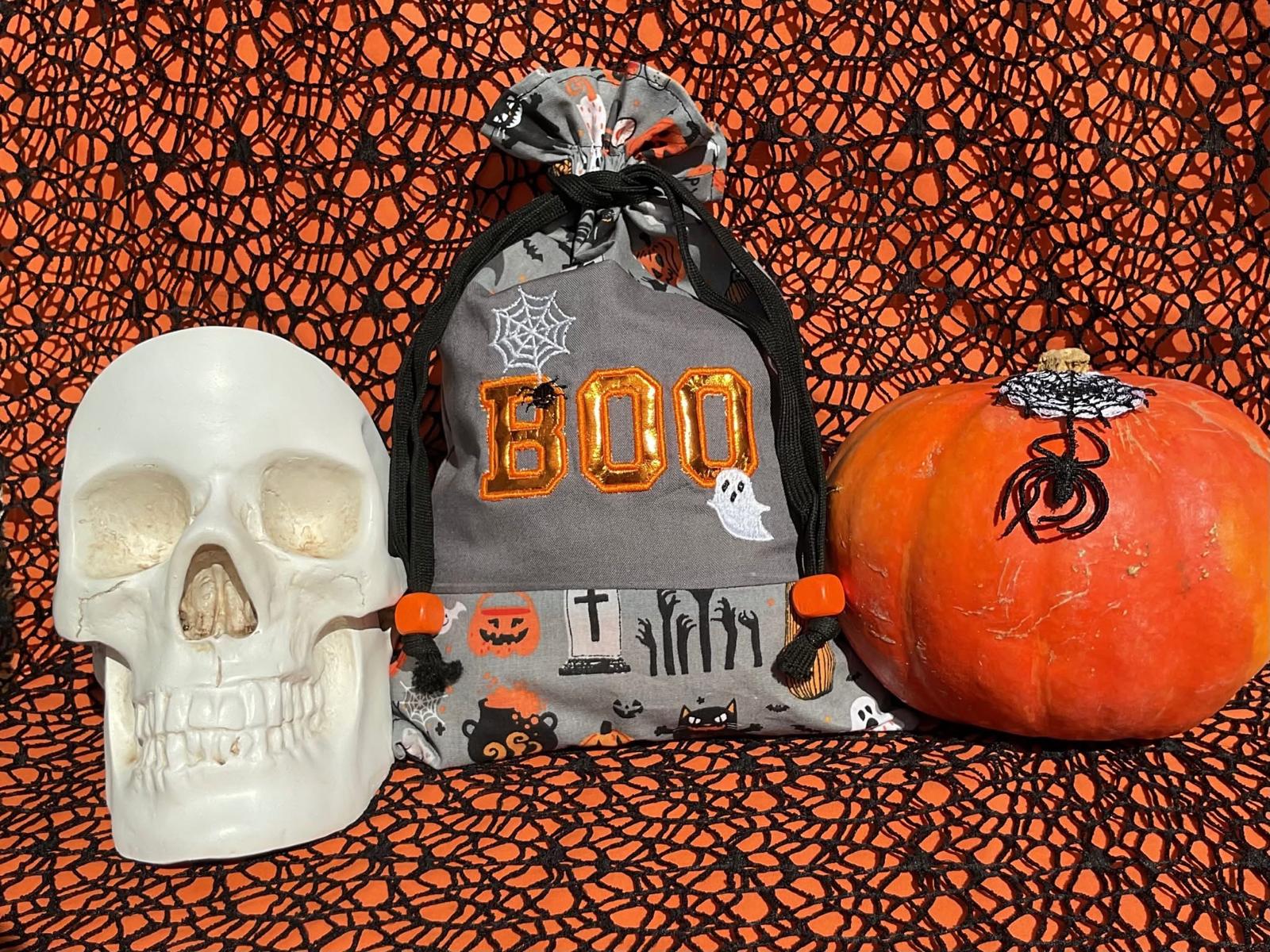 Halloween appliqué BOO – Fun, créatif & personnalisable - Motif de broderie Format disponible : Pack 5 Tailles, 10x10, 15x15, 18x13, 20x20, 26x16