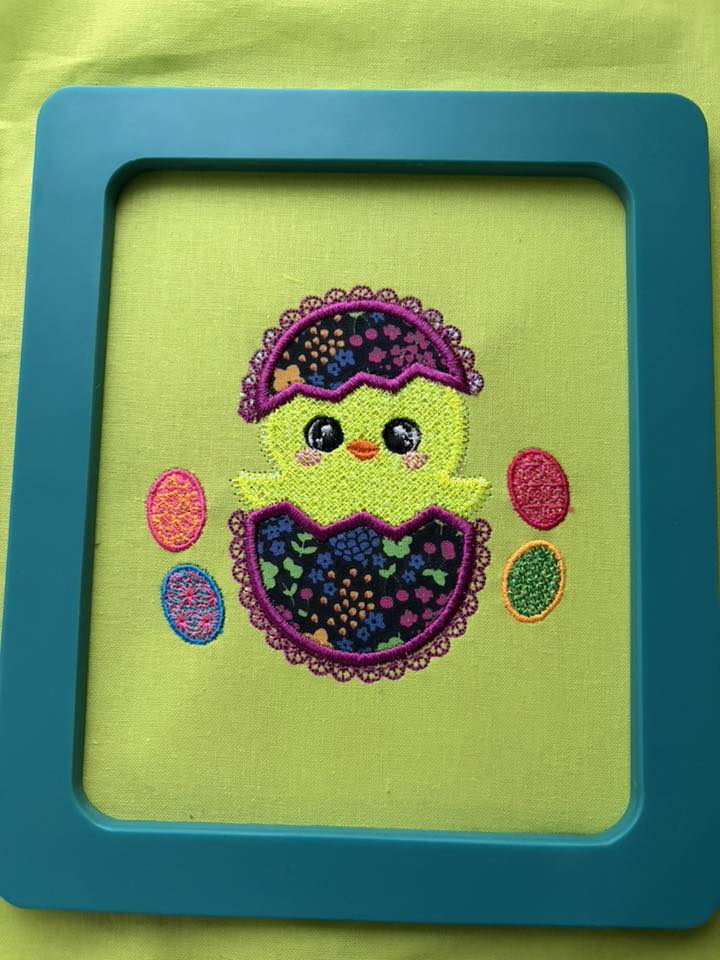 Appliqué Double Poussin Mylar et Coquille appliqué tissus - Point Dentelle - Motif de broderie - Format disponible 10x10, 15 x 15 cm ou 14x14 ou 18x13 et Pack 2 tailles