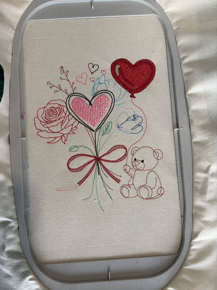 Bouquet Nounours – Je t’aime – Tendresse, amour & poésie - Motif de broderie - Format disponible : Pack 3 tailles, cadre 10x10, 15x15, 26x16 ou 20x20