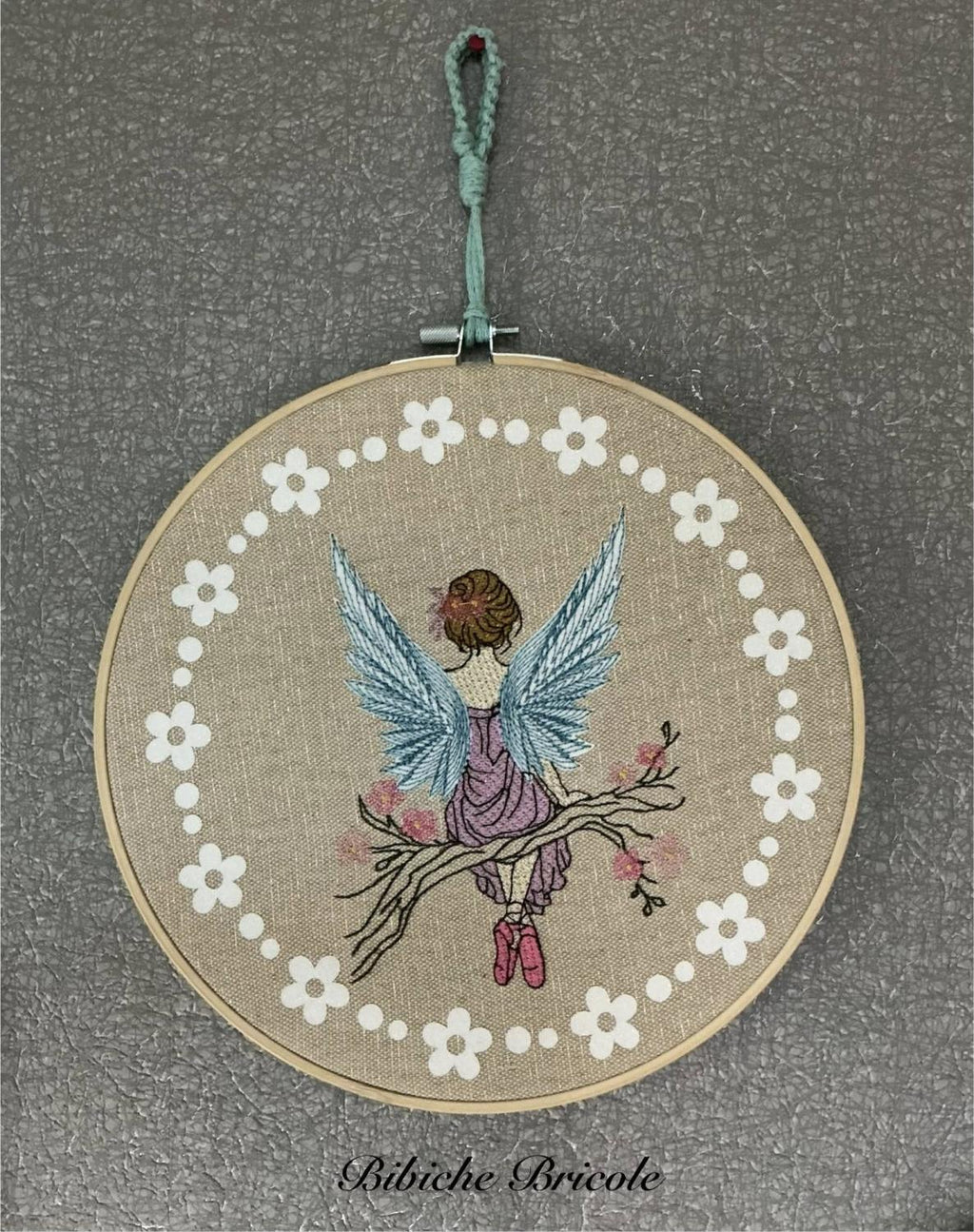 La fée du printemps - Motif de broderie - Format disponible : pack 4 tailles, 10x10, 15x15, 18x13, 20x20 ou 26x16