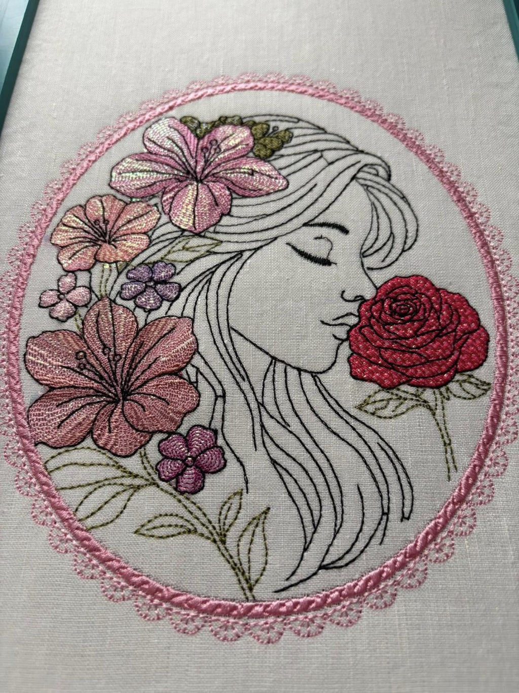 Camée de Femme et murmure floral - Motif de broderie - Format disponible (pack 3 tailles, 10x10, 15x15 ou13x18, 20x20 ou 26x16)