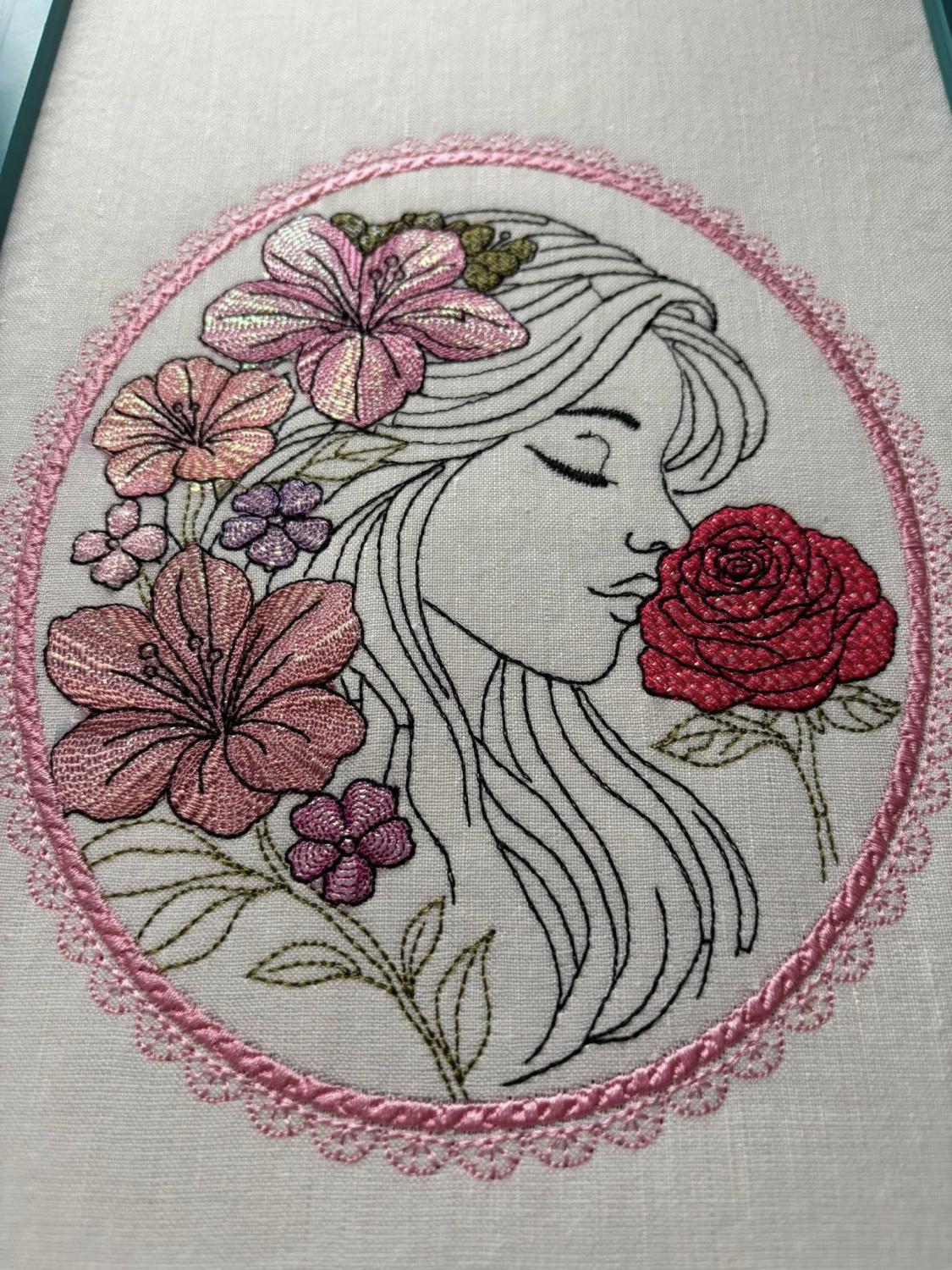 Camée de Femme et murmure floral - Motif de broderie - Format disponible (pack 3 tailles, 10x10, 15x15 ou13x18, 20x20 ou 26x16)