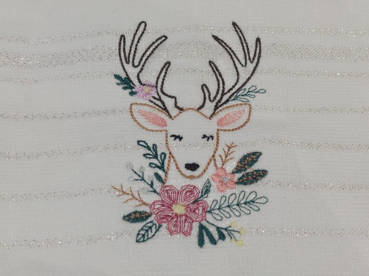 Cerf élégant Touche de couleurs – Finesse, poésie & magie de Noël - Motif de broderie -Format disponible : Pack 4 tailles, 10x10, 15x15, 18x13, 26x16