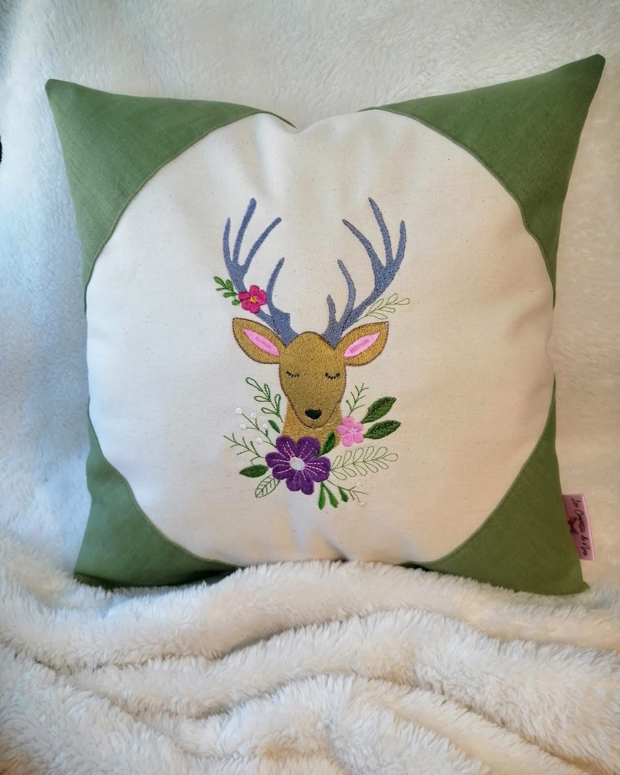 Cerf élégant – Magie de Noël & poésie textile - Motif broderie - Format disponible Pack 4 tailles, 10x10, 15x15, 18x13, 26x16