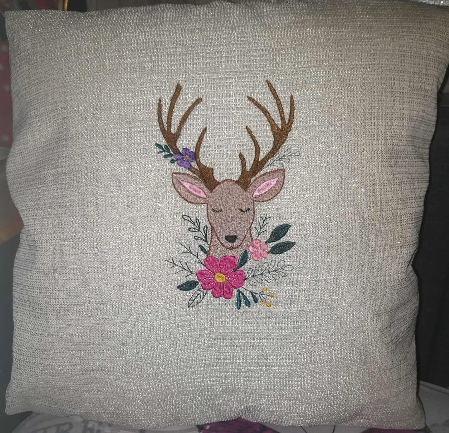 Cerf élégant – Magie de Noël & poésie textile - Motif broderie - Format disponible Pack 4 tailles, 10x10, 15x15, 18x13, 26x16