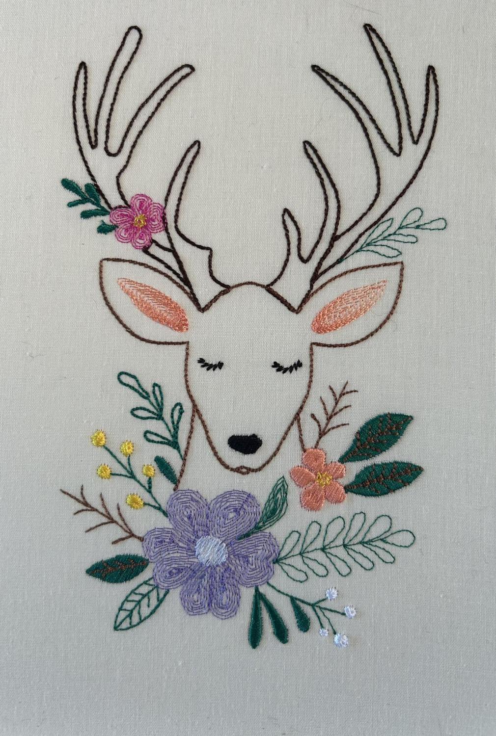 Cerf élégant Touche de couleurs – Finesse, poésie & magie de Noël - Motif de broderie -Format disponible : Pack 4 tailles, 10x10, 15x15, 18x13, 26x16