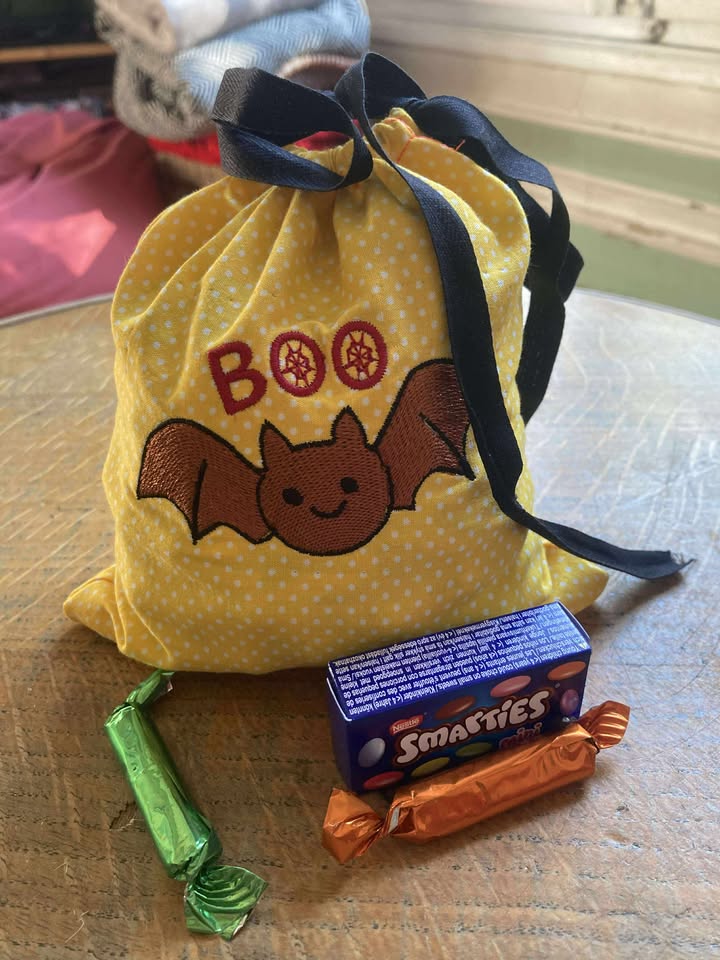 Petite chauve-souris BOO – Douceur, fun & esprit Halloween - Motif de broderie - Cadre 10x10