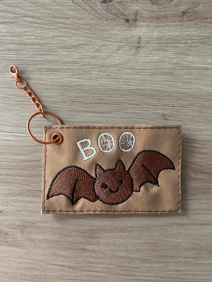 Petite chauve-souris BOO – Douceur, fun & esprit Halloween - Motif de broderie - Cadre 10x10