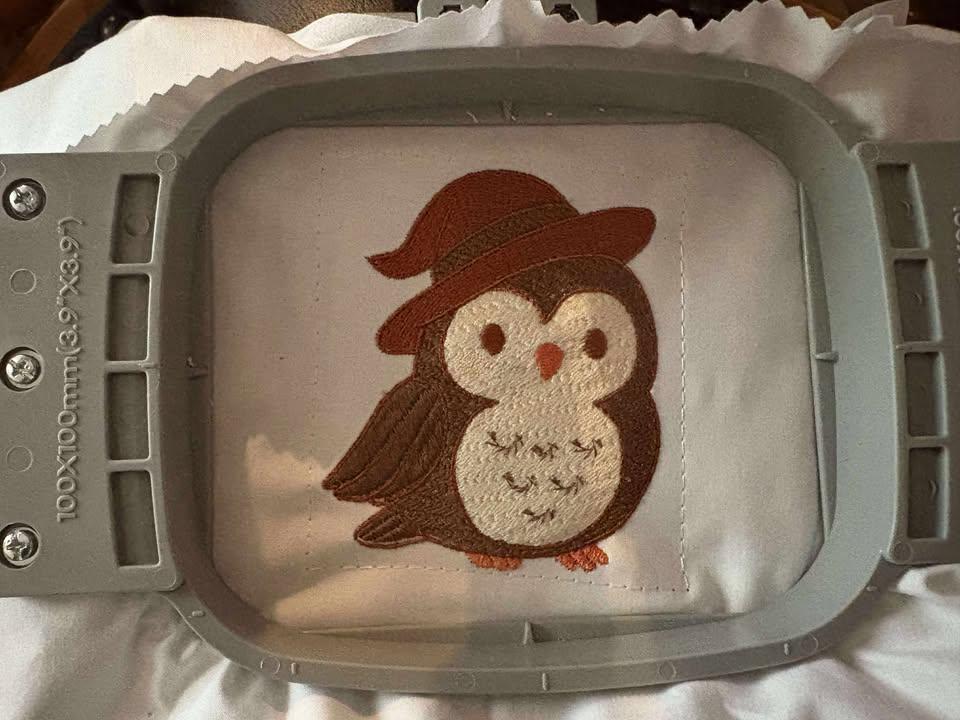 Petite chouette sorcière – Douceur, magie & Halloween - Motif Broderie - Cadre 10x10