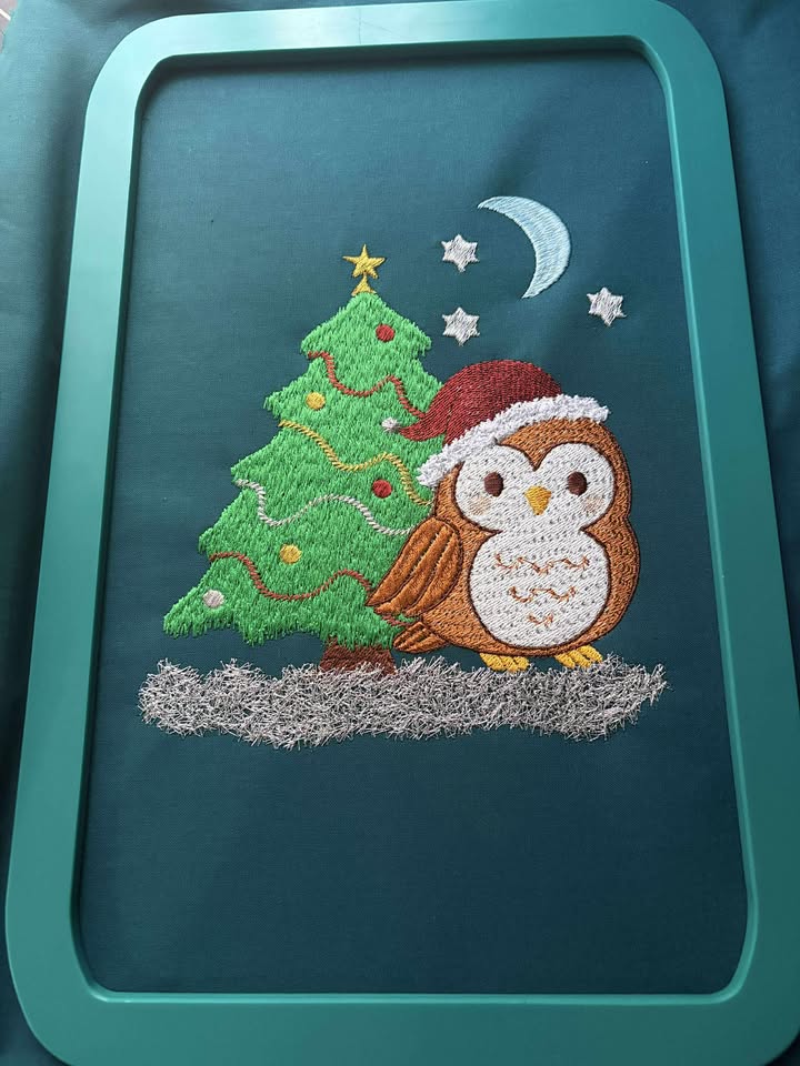 Petite chouette de Noël – Douceur, féérie & esprit des fêtes - Motif de broderie - Format disponible Pack 3 tailles, 10x10, 15x15 ou 18x13, 26x16 ou 20x20