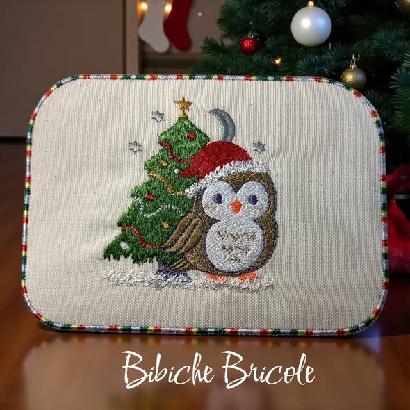 Petite chouette de Noël – Douceur, féérie & esprit des fêtes - Motif de broderie - Format disponible Pack 3 tailles, 10x10, 15x15 ou 18x13, 26x16 ou 20x20