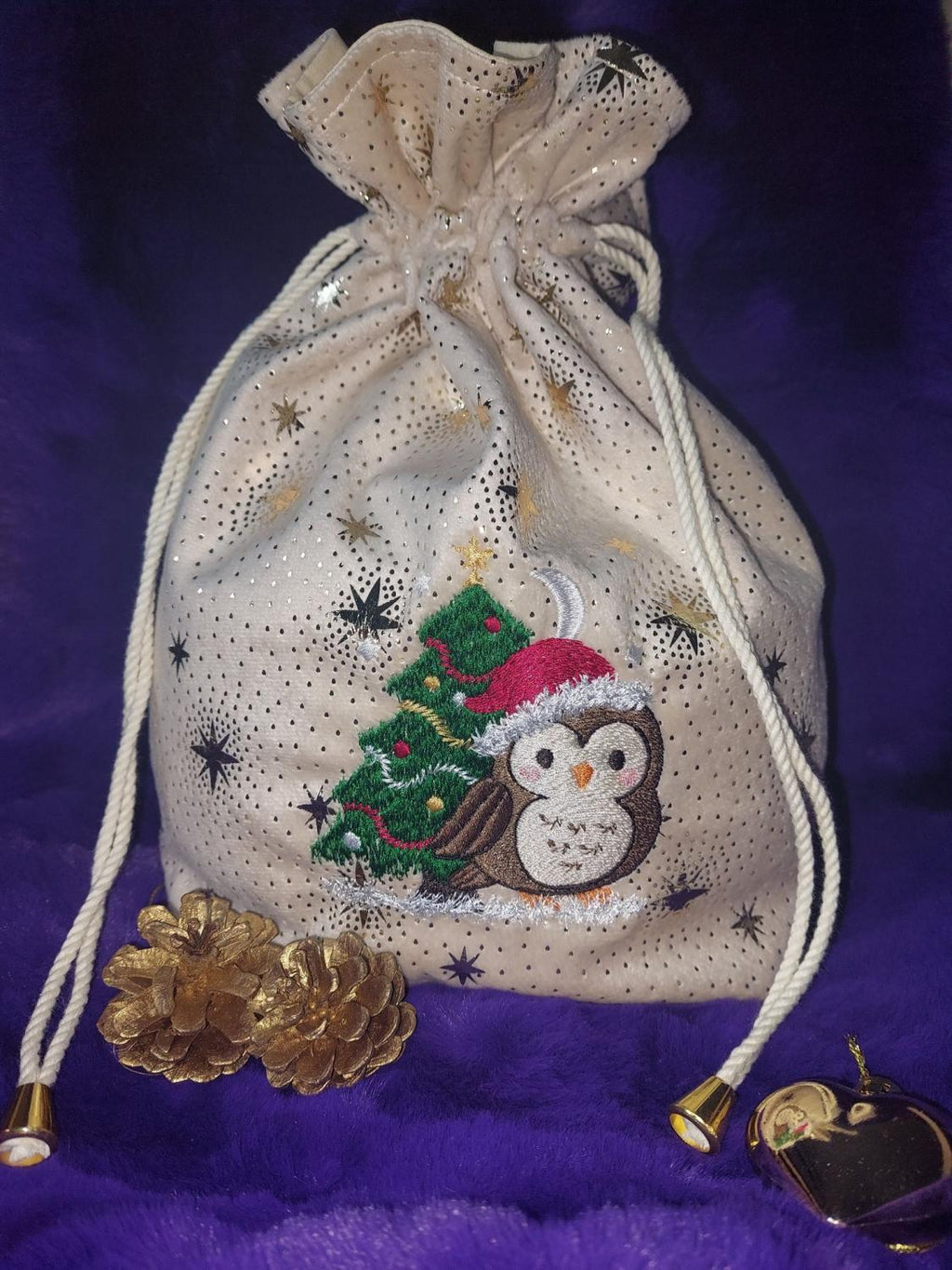 Petite chouette de Noël – Douceur, féérie & esprit des fêtes - Motif de broderie - Format disponible Pack 3 tailles, 10x10, 15x15 ou 18x13, 26x16 ou 20x20