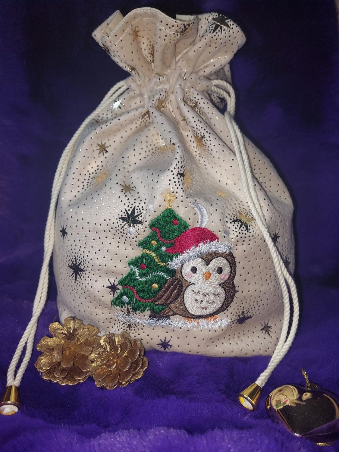 Petite chouette de Noël – Douceur, féérie & esprit des fêtes - Motif de broderie - Format disponible Pack 3 tailles, 10x10, 15x15 ou 18x13, 26x16 ou 20x20