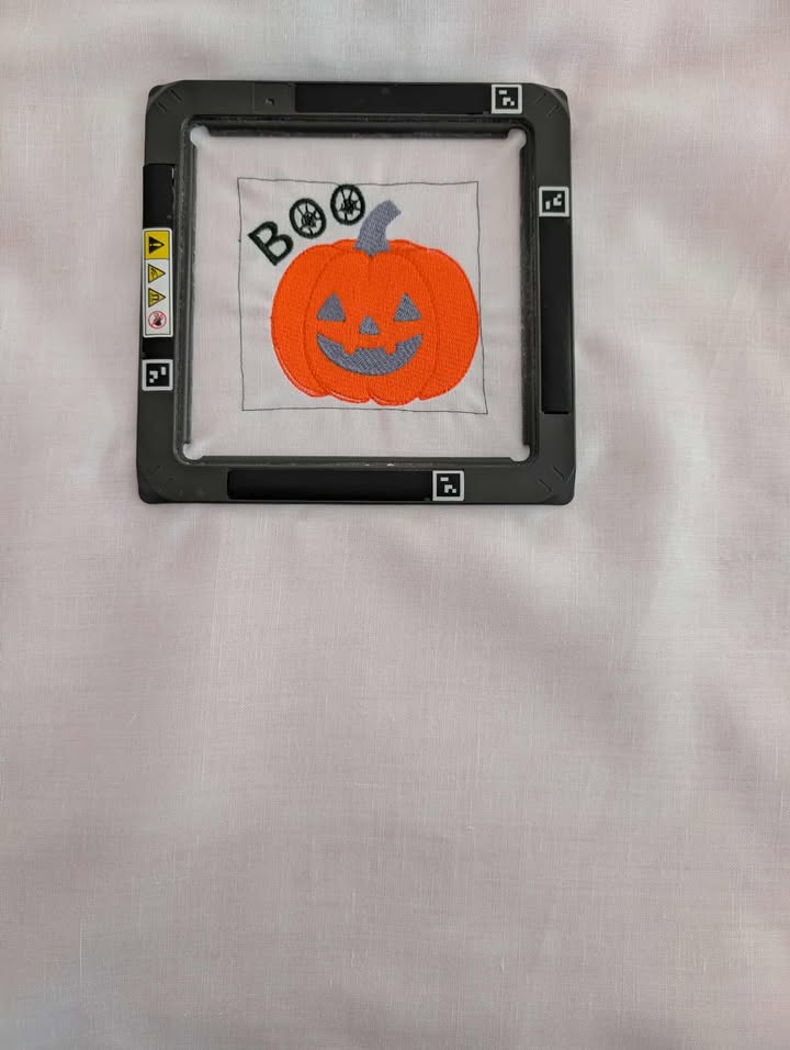 Citrouille BOO – Esprit Halloween, fun & créativité - Motif de broderie - Cadre 10x10