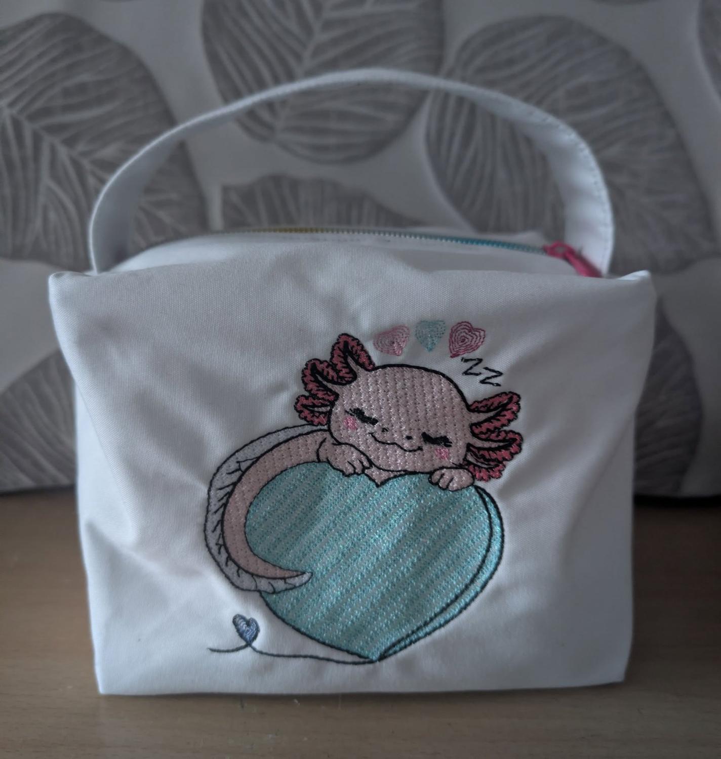 Axolotl endormi – Cœur Mylar » - Format disponible : Pack 2 tailles, Cadre 10x10 et 15x15