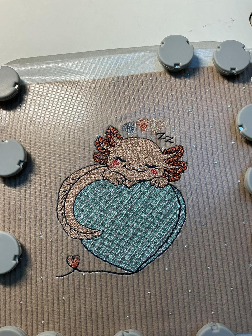 Axolotl endormi – Cœur Mylar » - Format disponible : Pack 2 tailles, Cadre 10x10 et 15x15