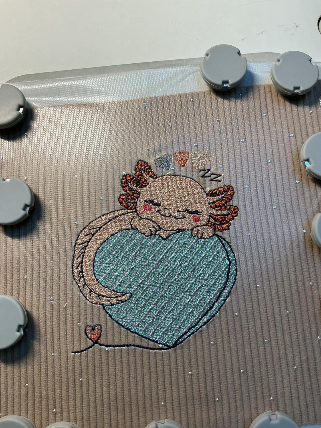 Axolotl endormi – Cœur Mylar » - Format disponible : Pack 2 tailles, Cadre 10x10 et 15x15