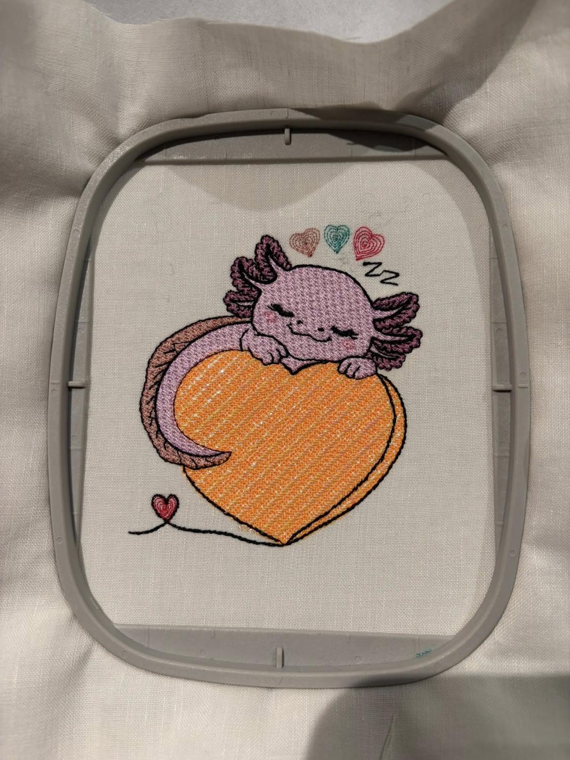 Axolotl endormi – Cœur Mylar » - Format disponible : Pack 2 tailles, Cadre 10x10 et 15x15