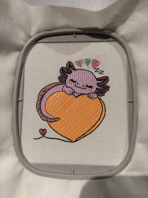 Axolotl endormi – Cœur Mylar » - Format disponible : Pack 2 tailles, Cadre 10x10 et 15x15