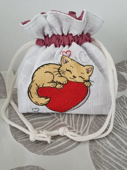 Chat endormi – Cœur Mylar » - Format disponible : Pack 2 tailles, Cadre 10x10 et 15x15