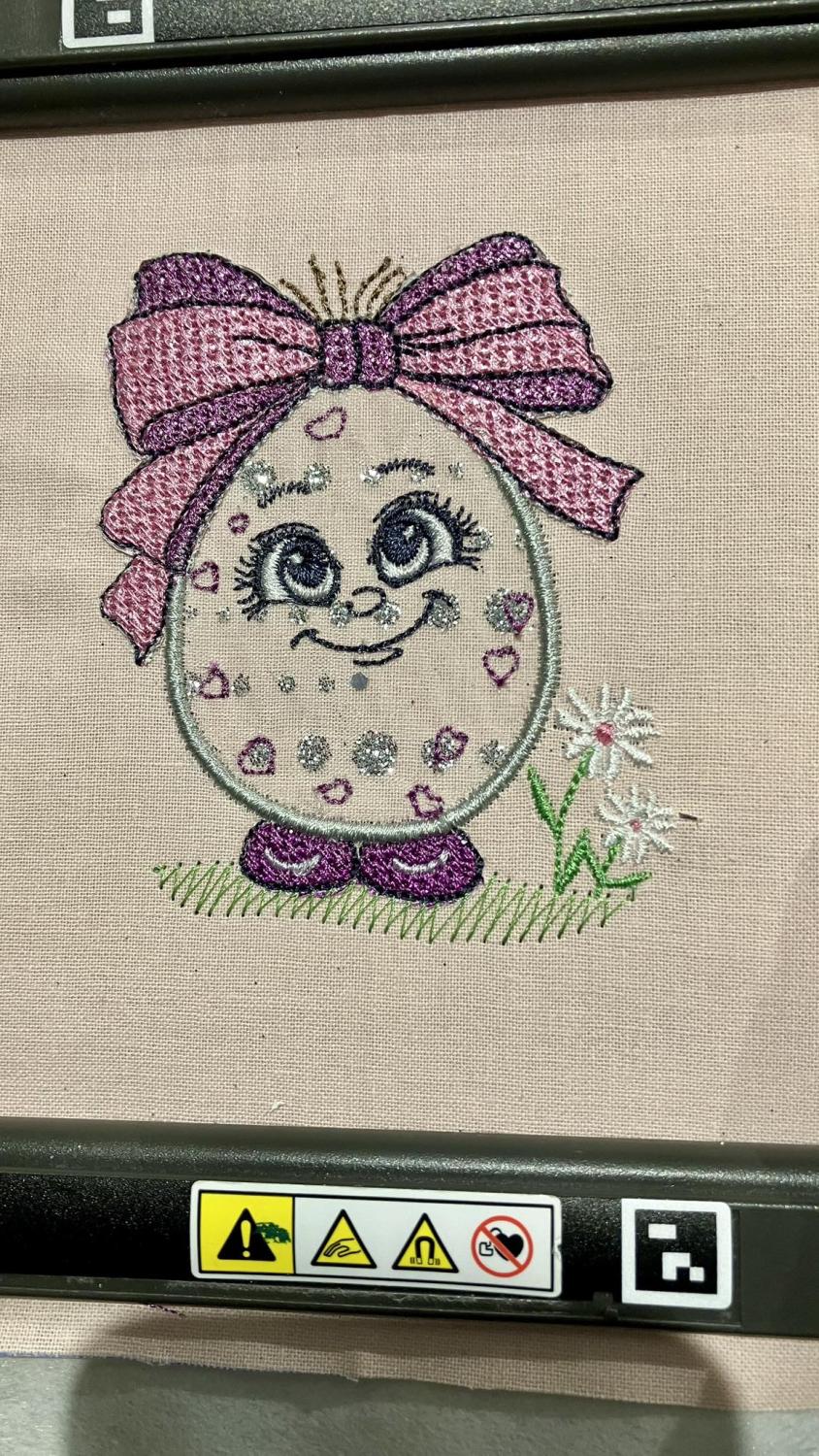 Double appliqué Tissu et Mylar Oeuf fille - Motif de broderie - Taille disponible 10x10, 15x15, pack 2 tailles