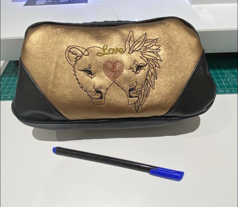 Duo Lion et Lionne - Motif broderie - Format disponible 10x10, 15x15 et 2020 ou 26x16 - Pack 3 tailles