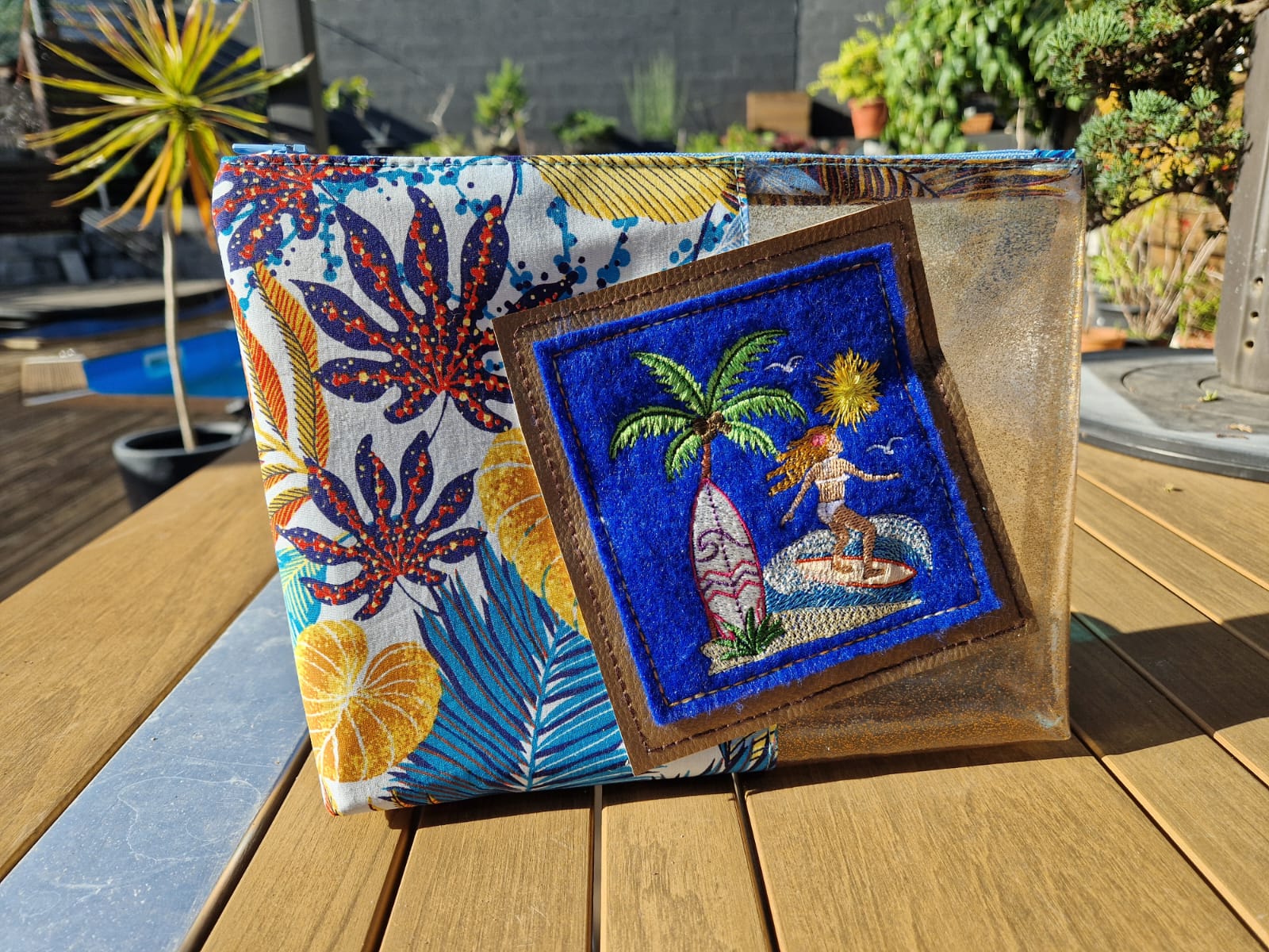 Surfeuse – Motif de Broderie Machine Disponible en 10x10