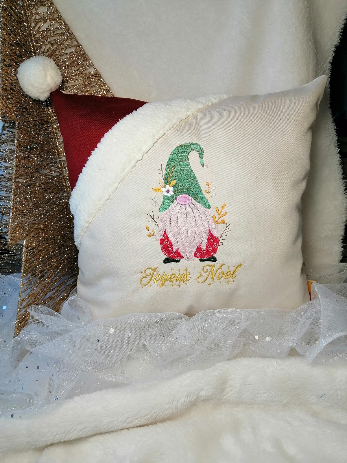 Gnome de Noël avec grand bonnet rouge, barbe blanche, tenue verte, étoiles dorées et inscription Joyeux Noël – motif de broderie machine