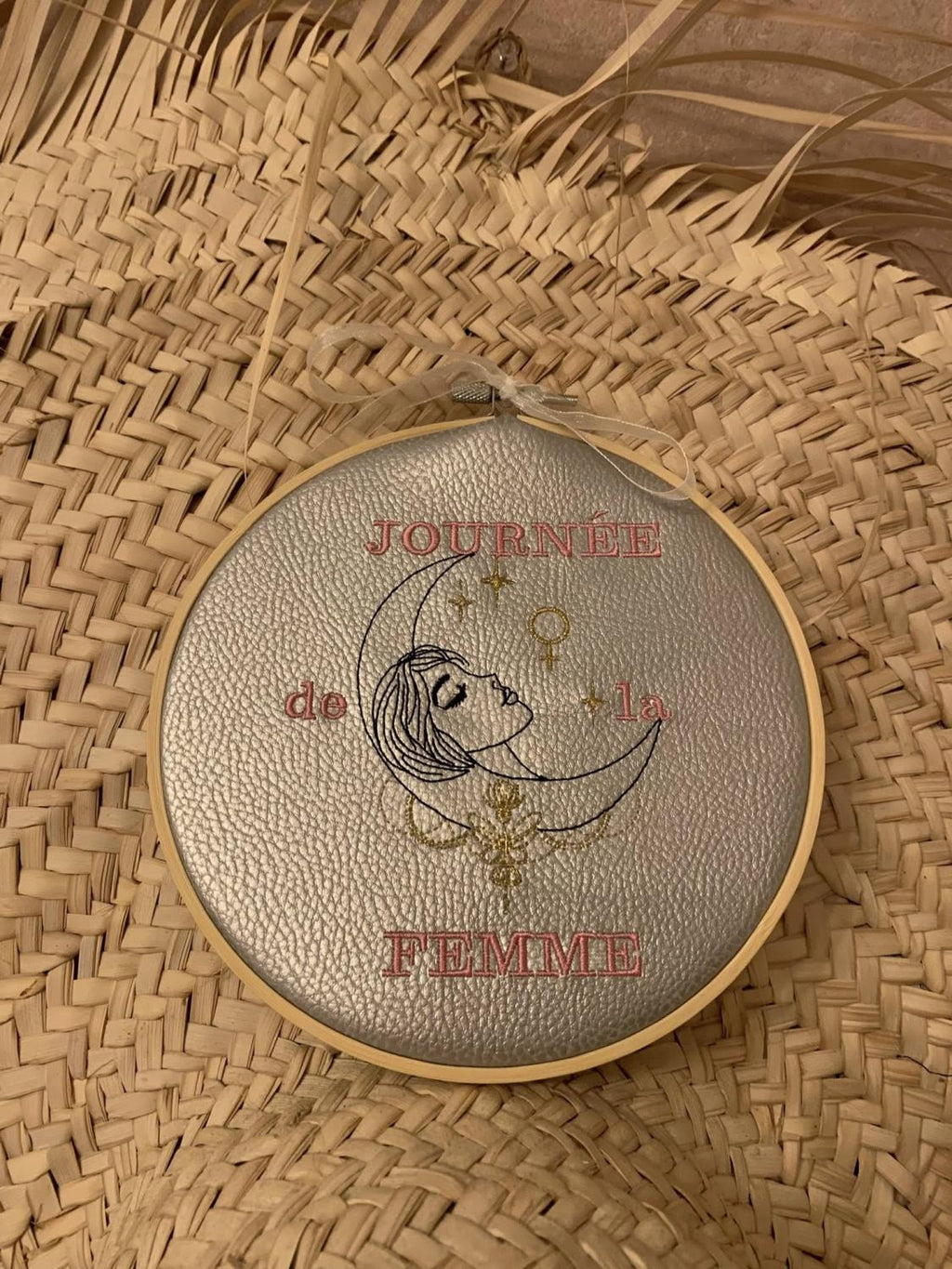 Journée des droits de la femme - Motif de broderie - Format disponible 10x10