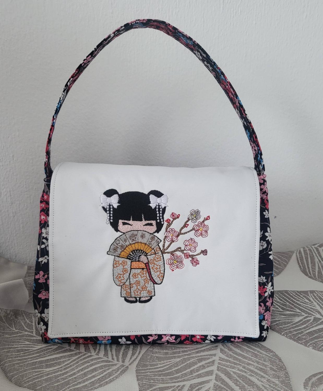 Kokeshi devant sa pagode - Fleurs de cerisier - Motif de broderie - Format disponible Pack 3 tailles, 10x10, 18x13, 20x20 ou 26x16