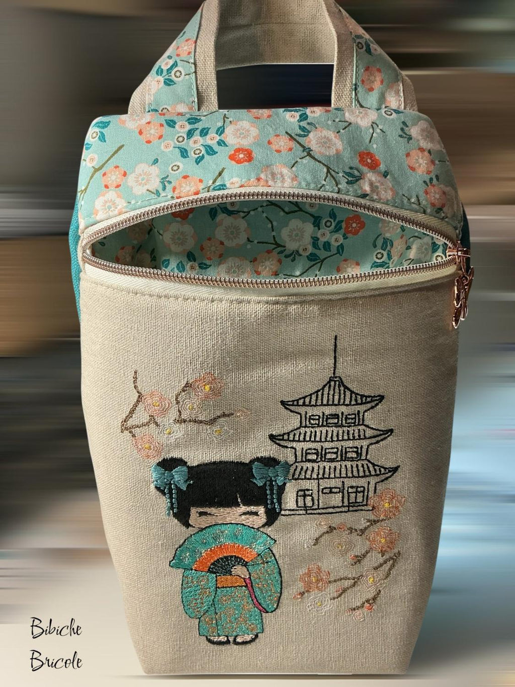 Kokeshi devant sa pagode - Fleurs de cerisier - Motif de broderie - Format disponible Pack 3 tailles, 10x10, 18x13, 20x20 ou 26x16