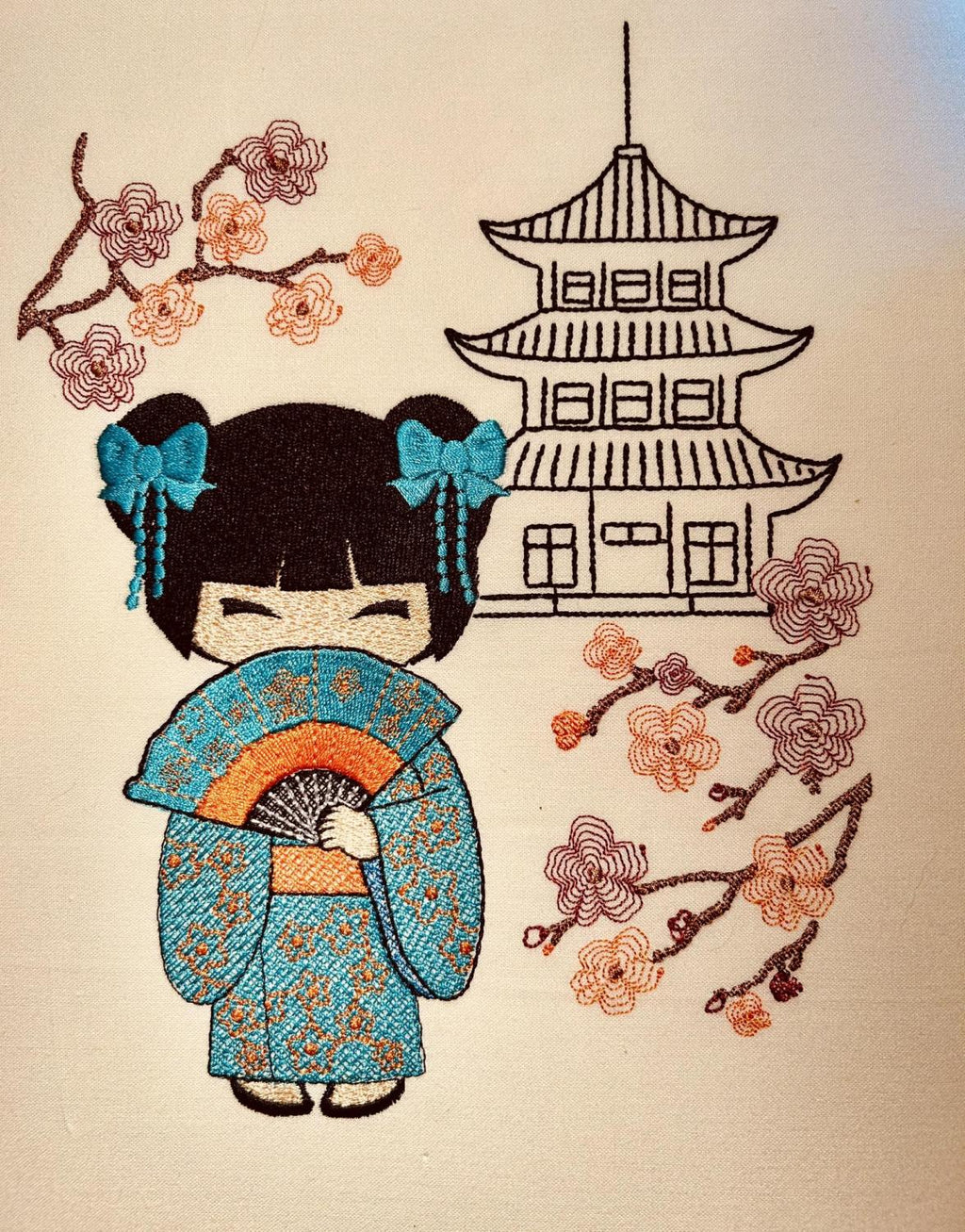 Kokeshi devant sa pagode - Fleurs de cerisier - Motif de broderie - Format disponible Pack 3 tailles, 10x10, 18x13, 20x20 ou 26x16