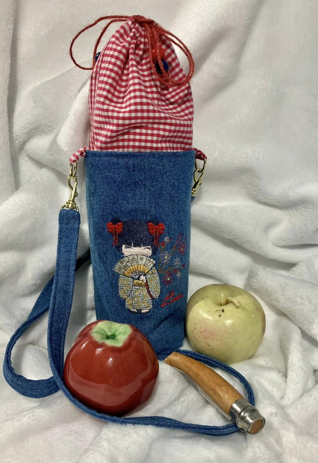 Kokeshi devant sa pagode - Fleurs de cerisier - Motif de broderie - Format disponible Pack 3 tailles, 10x10, 18x13, 20x20 ou 26x16