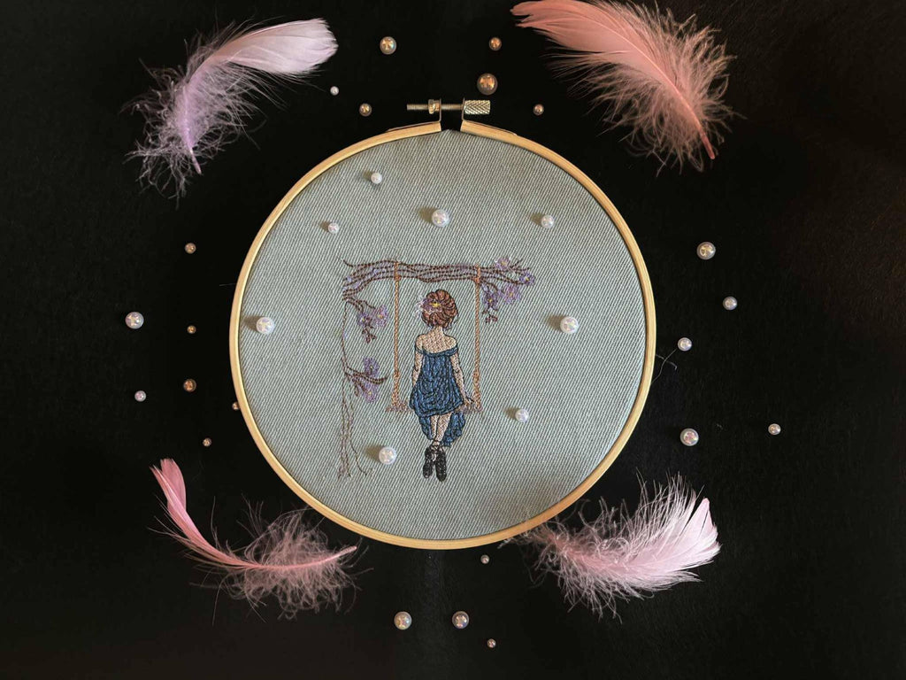 La femme à la balançoire - Motif de broderie - Format disponible Pack 4 tailles, 10x10, 15x15, 18x13, 20x20 ou 26x16