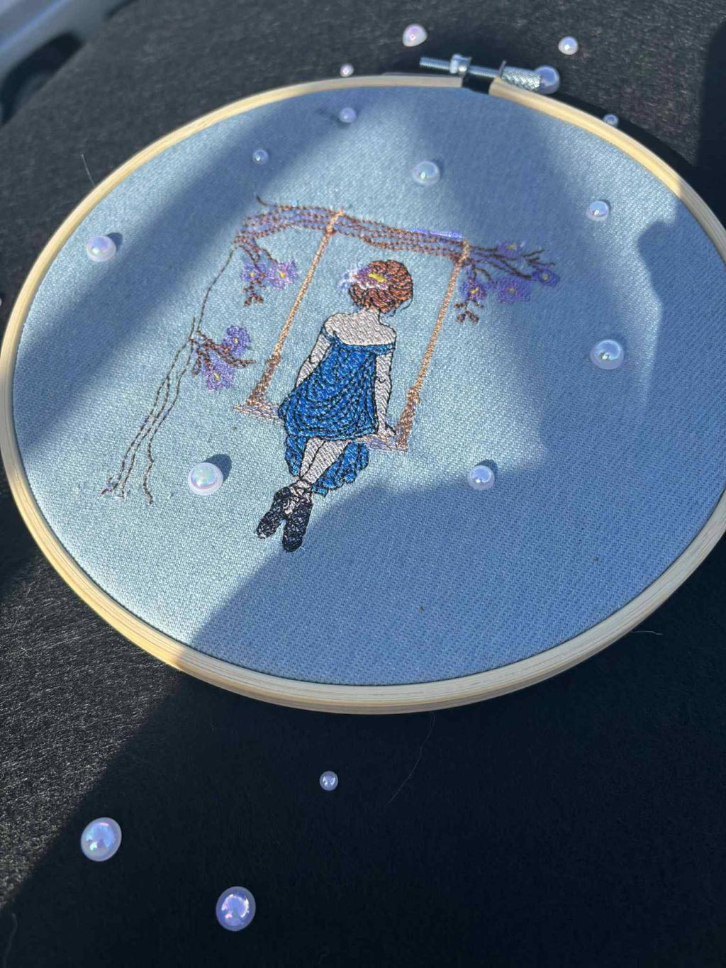 La femme à la balançoire - Motif de broderie - Format disponible Pack 4 tailles, 10x10, 15x15, 18x13, 20x20 ou 26x16