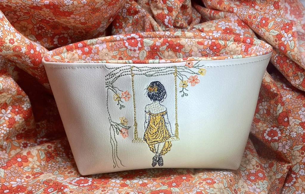 La femme à la balançoire - Motif de broderie - Format disponible Pack 4 tailles, 10x10, 15x15, 18x13, 20x20 ou 26x16
