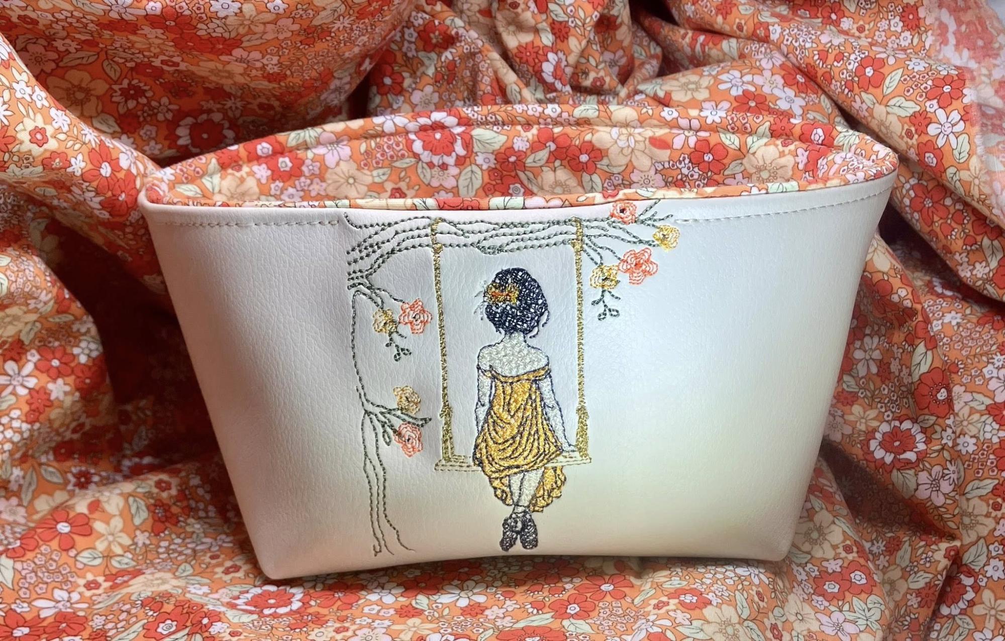 La femme à la balançoire - Motif de broderie - Format disponible Pack 4 tailles, 10x10, 15x15, 18x13, 20x20 ou 26x16
