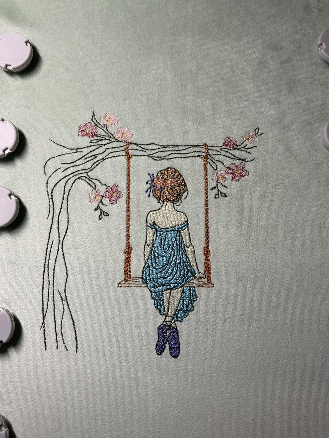 La femme à la balançoire - Motif de broderie - Format disponible Pack 4 tailles, 10x10, 15x15, 18x13, 20x20 ou 26x16