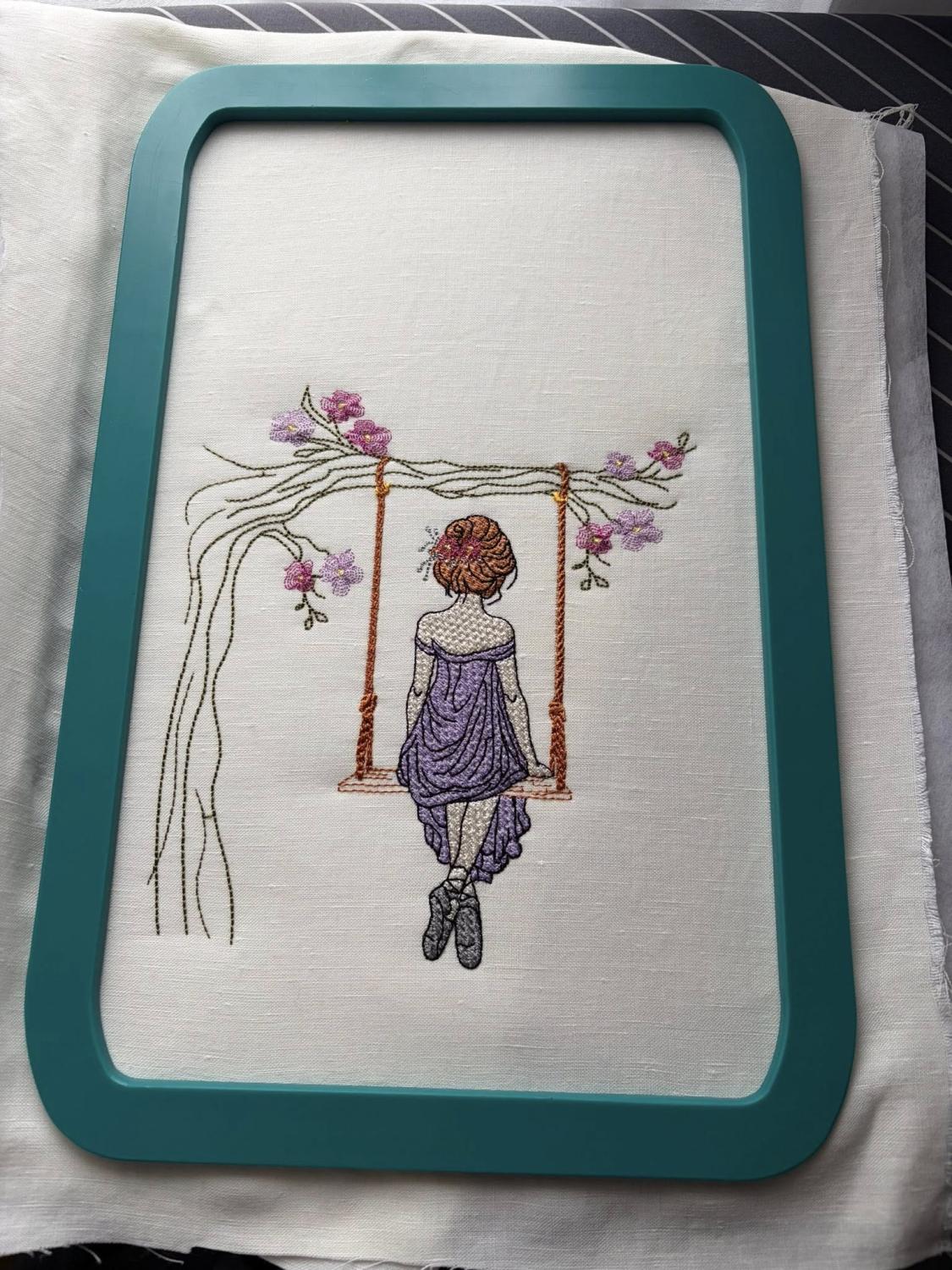 La femme à la balançoire - Motif de broderie - Format disponible Pack 4 tailles, 10x10, 15x15, 18x13, 20x20 ou 26x16