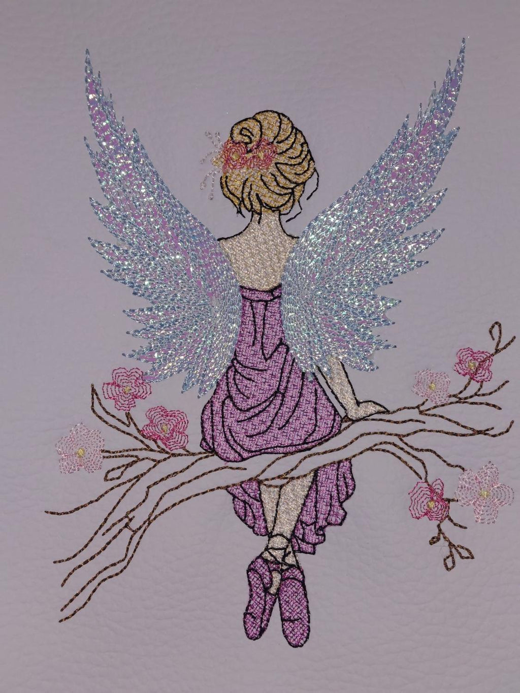 Motif de broderie La Fée du Printemps avec ailes délicates, branche fleurie et effets Mylar – AK Broderie