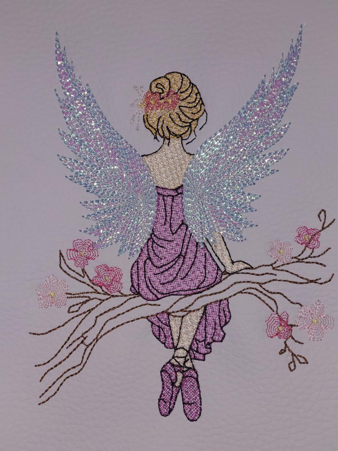 Motif de broderie La Fée du Printemps avec ailes délicates, branche fleurie et effets Mylar – AK Broderie